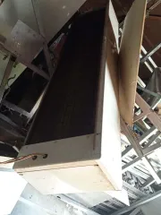 Оборудование тарного склада: Конвейер входящий, сушка, мойка, шкафы, приводы, шкаф управления, конвейер исходящий. Характеристики основных средств представлены на сайте ЕФРСБ в публикации об оценке №20167634 от 29.10.2025