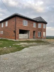 Жилой дом площадью 481,3 кв.м, кадастровый номер 20:17:0462002:2185. Земельный участок для ведения садоводства и огородничества площадью 600 кв.м, кадастровый номер 20:17:0462002:386. Сведения о задолженности на капитальный ремонт и иные виды коммунальных услуг не предоставлены. Год ввода в…