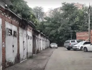 Нежилое помещение площадью 30,9 кв.м., наименование: нежилые помещения №№10,11 - гаражный бокс № 10 здания лит. А, кадастровый номер 23:43:0201024:1732; Местоположение: Российская Федерация, Краснодарский край, г. Краснодар, Западный округ, ул. им. Тургенева, д. 144/1, 
Доля 1/100 в праве…