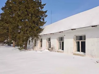 Нежилое здание с земельным участком назначение: нежилое, количество этажей-1, общая площадь 328,8 кв.м., фундамент бутовый ленточный, стены кирпичные, перекрытия деревянные, крыша шифер, полы дощатые с окраской, вид разрешенного использования: нежилое здание для хранения и переработки…