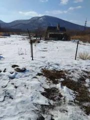 Дом 34,6 кв.м и участок 1200 кв.м, Приморский край. Здание, жилой дом (баня), кадастровый номер 25:33:090101:1161, площадь: 34.6 кв.м, адрес местонахождения: край Приморский, г. Партизанск, с. Авангард, пер. Спокойный, дом 10. Стоящий на земельном участке, кадастровый номер 25:33:090101:45…