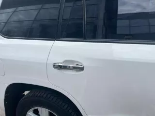 Легковой автомобиль Toyota Land Cruiser 200, VIN JTMCV05J104125596, 2013 г. в., цвет белый. Ознакомиться можно в дни приема заявок с 11:00 до 16:00, предварительно записавшись по тел. 89062274666 или email: bankrotim@yandex.ru