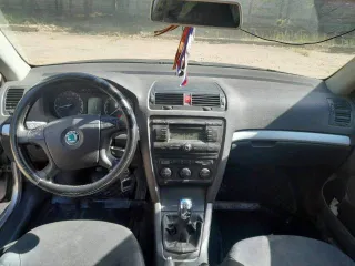 Skoda Octavia 2008 года выпуска. VIN: XW8CB21Z48K156580. Цвет серый. Мощность 85 кВт (116 л.с.). Объем двигателя 1598 куб.см. Двухзонный климат-контроль, электростеклоподъемники, электрорегулировка зеркал, подогрев сидений и зеркал, фронтальные подушки безопасности, задний парктроник…