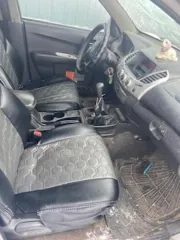 Mitsubishi L200 2014 Автомашина грузовой-бортовой Mitsubishi L200, 2.5 (пикап), 2014 г.в., серый, полный привод, дизельный, механика, на ходу, лобовое стекло разбито, вмятина на крыше кузова, аккумулятор снят, правое и левое зеркала отсутствуют. Местонахождение: РС(Я), Анабарский район, с…