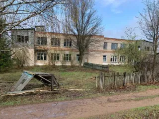 Нежилое здание  (кадастровый номер  18:21:034002:1024), земельный участок под зданием (кадастровый номер 18:21:034002:127) нежилое здание с кадастровым номером 18:21:034002:1024, площадью 746,1 кв. м, расположенное по адресу: Российская Федерация, Удмуртская Республика, м.о. Увинский район, с…