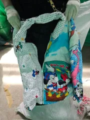 Одежда, обувь и аксессуары брендов THE NORTH FACE, COLUMBIA, DISNEY, ZORA, MONCLEAR, VLTN, LEE, MICKEY MOUSE и СК Чашечки для бюстгальтера Платки, маркированные торговым знаком «СК» Кофты с товарным знаком «ZORA» Кроссовки «THE NORTH FACE» Костюмы женские «DISNEY». Обувь, куртки-жилеты, куртки…