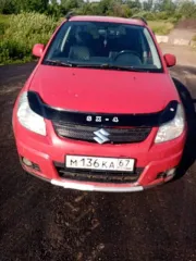 Suzuki SX4 2008 года, красный, VIN JSAGYA21S00163683. На ходу, помята задняя часть: бампер, крышка багажника, заднее левое крыло под замену. Задний фонарь битый, задняя резина лысая, левая задняя дверь и багажник заклинило после удара. Возможно, погнута задняя балка. Лобовое стекло треснуто по низу…