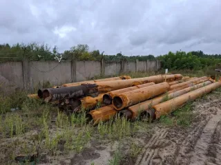 Металлолом (б/у трубы с теплоизоляцией, задвижки, отводы, опоры скользящие и неподвижные, фасонные части, тройники, переходы) ориентировочным весом 26,65 тонн, в составе которого до 30% лома чугуна. Рыночная стоимость 1 кг металлолома составляет 8,80 руб. с учетом НДС.