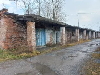 Нежилое здание с земельным участком : г.Ачинск, ул.Трактовая, дом 2 Ценовое предложение не менее цены экономической нецелесообразности. В соответствии с информационным сообщением 
Год ввода в эксплуатацию: 1980 
Количество подземных этажей : 0 
Вид ограничений и обременений: нежилое  
Общая…