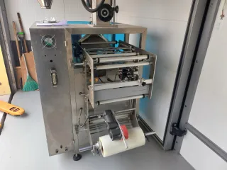 Фасовочный автомат со шнековым дозатором и бункером 50 л, мощностью 220В, 50 Гц, 2,2 Квт, с производительностью до 60 уп/мин, диапазон упаковки от 0,15 до 1,5 кг, вес станка без бункера 650 кг, с загрузочным бункером (400 л) с винтовой подачей. По результатам осмотра фасовочный аппарат неисправен…