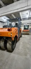 Каток дорожный самоходный DM-13-SP, г.в. 2019, заводской номер 1938, цвет оранжевый. Работоспособность не проверялась. Расположено по адресу: Мурманская обл., Кольский р-н, тер. п/ф "Снежная", корп. 18. 1 штука. Назначение: pryamie. Марка: DM-13-SP. Модель: Каток дорожный самоходный. Год выпуска…
