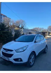 HYUNDAI ix35 2012, автомобиль марки HYUNDAI модель ix35 2012 г.в., VIN-номер TMAJU81BDDJ385323, в залоге у ПАО "СОВКОМБАНК". Ознакомление участников торгов с документами по лоту, характеристиками имущества осуществляется по предварительной записи по тел. +7-988-132-09-19, по адресу: Краснодарский…
