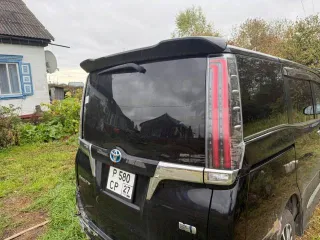 Toyota Esquire 2017 года, 137 л.с., гибрид. Номер кузова ZWR80-0297021.