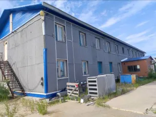 Модульное здание 760 кв.м ЯНАО Здание модульное инвентарное контейнерного типа Блок-контейнер МС-01 общежитие общей площадью 760,0 кв.м состоящий из 40 строительных бытовок 5900х2400 местонахождение ЯНАО Тазовский район территория Тазовского НГКМ