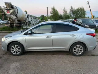 Hyundai Solaris 2017 года выпуска, VIN Z94K241BAJR057601, цвет: Серебристый. Залог в пользу АО «Экспобанк».