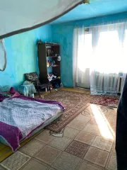 Доля в квартире 57,6 кв.м., Забайкальский край. ¼ доли в праве собственности на квартиру, назначение: жилое, этаж 3, площадь 57,6 кв.м., кадастровый номер 75:04:160123:62, по адресу: Забайкальский край, Борзинский район, г. Борзя, мкр.Борзя-2, д.40, кв.10. Вид ограничений и обременений: Арест ФССП…