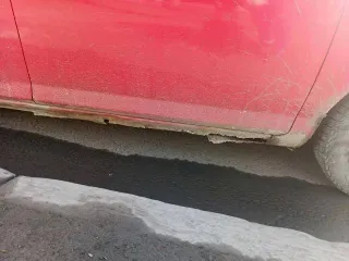 Honda Fit 2001 года, 86 лс, 320000 км, АКПП, идентификационный номер GD11015179, цвет красный, мощность двигателя 86 лс. Не работают задние стеклоподъемники, в 2024 году установлен контрактный двигатель и коробка вариатор, правый порог и крылья гнилые.