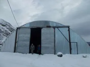 Склады и ж/д пути 5586,8 кв.м, участок 28555 кв.м, Абакан. Имущество, расположенное по адресу: Республика Хакасия, г. Абакан, ул. Горная, д. 7: Недвижимое имущество - Нежилое здание (склад II группы №1), кад. №19:01:080501:1366, пл.1177,1 кв.м. Нежилое здание (склад II группы №2)…