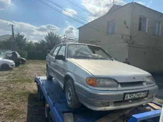 ВАЗ 21150, 2004 г.в., светло-серебристый металлик. VIN: XTA21150043633961, госномер А952МР26. Объем двигателя 1499 см³, мощность 56.4 кВт (76.7 л.с.), экологический класс 2. Имеются ограничения: запрет на регистрационные действия. Состояние: разбито лобовое стекло, отсутствует задний бампер, ключи…