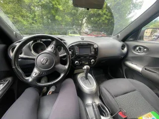 Nissan Juke 2017 года, 117 л.с., пробег 226271 км, АКПП. Цвет белый, VIN SJNFBAF15U7393153. Модель двигателя HR16, бензиновый, объем 1.6 л (1598 куб. см), экологический класс 5. Автомобиль в нормальном состоянии, был в ремонте после аварии, могут быть скрытые дефекты с учетом эксплуатации.