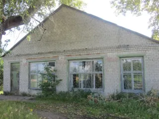 Нежилое здание 124,5 кв.м, Ярославская область, Ростовский муниципальный округ, с\о Угодичский, д. Новоселка, д.11. Кадастровый номер здания: 76:13:021305:333. Земельный участок площадью 1571 кв.м, кадастровый номер: 76:113:021305:334. Общая площадь здания 124,5 кв.м, один этаж.