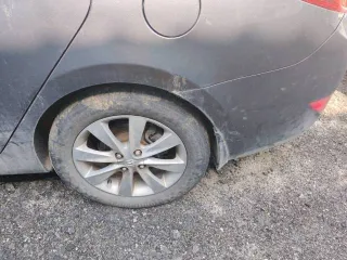 Hyundai Solaris, 2015 года, 107 лс, 149996 км, АКПП. Транспортное средство заводится. Не на ходу, отсутствие задних стоек амортизатора, не работает стоп сигнал, множественные трещины заднего и переднего бампера. Коррозия передних крыльев. Коррозия порогов.