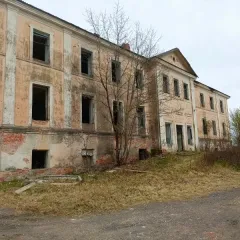 Нежилое здание 1382,6 кв.м., ЗУ 1716 кв.м., Псковская область, Плюсский округ, нежилое здание с кадастровым номером 60:16:0010407:58, площадью 1382,60 кв.м., местоположение: Псковская область, Плюсский муниципальный округ, р.п.Плюсса, ул.Совхозная, д.6 и земельный участок из земель населенных…