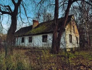 Нежилое здание 130 кв. м и земельный участок 1200 кв. м, Калининградская область, город Мамоново, ул. Белоусова, в/г №1. Кадастровый номер здания: 39:21:030103:63. Кадастровый номер земельного участка: 39:21:030103:365. Год ввода в эксплуатацию: до 1945. Вид ограничений и обременений: отсутствуют.