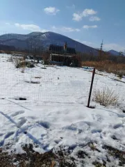 Дом 34,6 кв.м и участок 1200 кв.м, Приморский край. Здание, жилой дом (баня), кадастровый номер 25:33:090101:1161, площадь: 34.6 кв.м, адрес местонахождения: край Приморский, г. Партизанск, с. Авангард, пер. Спокойный, дом 10. Стоящий на земельном участке, кадастровый номер 25:33:090101:45…