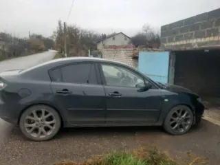 Mazda 3 2005 года выпуска, черный цвет. VIN: JMZBK12Z561296176, госномер: М815АС126. Мощность двигателя 77 л.с. (105 кВт), рабочий объем 1598 куб. см.