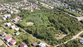 Земельный участок площадью 9000 кв. м, расположенный по адресу: Хабаровский край, г. Хабаровск, ш. Владивостокское, д. 1А. Кадастровый номер: 27:23:0051621:97. Основной вид разрешенного использования: 3.4.2001 для иного строительства.