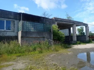 Земельный участок 810 кв.м и здание 409 кв.м, Калининградская область. Категория земель: земли населенных пунктов; вид разрешенного использования: для нужд министерства обороны. Кадастровый номер участка: 39:14:010356:133. Здание нежилое, наименование: контрольно-технический пункт, назначение…