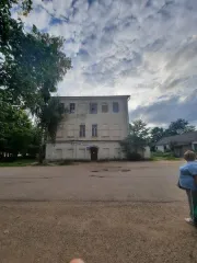 Здание бывших присутственных мест 1776 года, 3225.5 кв.м, Псковская область. Нежилое здание (учебный корпус) площадью 3225,5 кв.м с кадастровым номером 60:12:0010213:22 – объект культурного наследия регионального значения, зарегистрированный в едином государственном реестре объектов культурного…