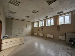 Нежилое помещение общей площадью 347.4 кв.м, расположенное по адресу: г. Москва, ул. Маленковская, д. 32, стр. 2А, помещение 33/2 (номера на поэтажном плане: этаж 2 – комнаты с 33 по 44, 51, 52; этаж 3 – комнаты 1,2). Кадастровый номер: 77:03:0003004:1733. Помещение находится в залоге АО «РМБ»…