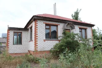 Земельный участок 2665 кв.м с постройками в Воронежской области, Бобровский район, село Шестаково, улица Набережная, дом 59. В состав входят: земельный участок площадью 2665 кв.м; конюшня площадью 54,6 кв.м; сарай площадью 19,5 кв.м; сарай площадью 91,4 кв.м; сарай площадью 26,8 кв.м; контора…