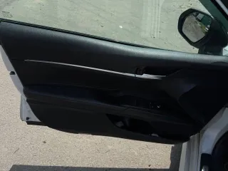 Toyota Camry 2021 года, 249 лс, 253400 км, АКПП, гос.рег.знак Н101ХХ98, VIN XW7BZ3HK60S116340, 2021г.в., мощность двиг., л.с. (кВт): 248,8 (183), цвет: белый перламутр с черной крышей.
