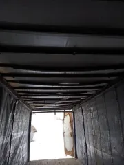 Прицеп Montracon 1996 года, идентификационный номер SMRC3A04496D54440. Техническое описание: Гнилой. Тент рваный, стойки сгнили и отвалились. Ворота плохие, резина под замену. Одно колесо отсутствует. Лопнули две пневмоподушки. Тент бока и крыша не работают.