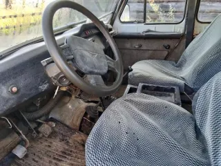 Автомобиль грузопассажирский УАЗ-31519, 1998 года, VIN XTТ315190W0015980. Модель двигателя УМЗ-4218 № W0504867, мощность 84 (61,8) л.с. (кВт), шасси № W0664833, кузов W0015980, цвет песочный, тип двигателя карбюраторный. Объем двигателя 2890. Пробег 145345 км. Государственный регистрационный знак В…