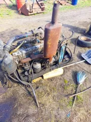 Трактор МТЗ-80Л 1992 года, синий. Госномер 1907 КА 45. Заводской номер 235017. Состояние: необходим ремонт двигателя, ТНВД, КПП, заднего моста. Имеются сколы, царапины и очаги сквозной коррозии. Возможны другие скрытые неисправности.