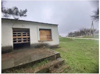 Нежилое здание общей площадью 253,4 м², кадастровый номер 90:02:071101:3301, с земельным участком общей площадью 1422+/-13 м², кадастровый номер 90:02:071101:3257, категория земель: земли населённых пунктов, вид разрешенного использования: обслуживание жилой застройки, на котором расположено данное…