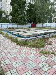 Фонтан "Шары", движимое имущество, находится в удовлетворительном рабочем состоянии, укомплектовано всеми узлами и агрегатами, не требует капитального ремонта, имеются эксплуатационные дефекты, соответствующие нормальному износу.