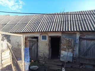 Доля дома 58,5 м² и участка 3000 м² в Курской области. 1/2 доля жилого дома, площадь 58,5 кв.м., назначение: Жилое помещение, количество этажей: 1, адрес (местонахождение): Россия, обл Курская, р-н Железногорский, с/с Михайловский, Ратманово, дом 39, кадастровый номер: 46:06:120901:263. Находится в…