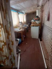 Жилой дом и земельные участки по адресу: Оренбургская область, Шарлыкский район, село Ратчино, улица Советская, дом 33. Площадь дома 36.2 кв. м. Площадь первого земельного участка 1154 кв. м, площадь второго земельного участка 1601 кв. м. Общая площадь земельных участков 2755 кв. м. Вид…