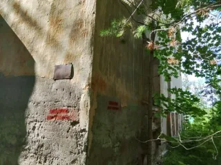 Нежилое двухэтажное здание (оставшаяся часть), общей площадью 368.4 кв.м, кадастровый номер 47:01:1118001:201, вместе с земельным участком общей площадью 830 кв.м, кадастровый номер 47:01:1122001:2063, категория земель – земли населенных пунктов, вид разрешенного использования – бытовое…