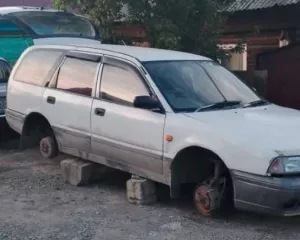 NISSAN AVENIR, 1993 г.в.  VIN: отсутствует, цвет кузова Белый. Машина покупалась под восстановление. Нужно поменять радиатор, задние правое окно, привода, нет АКБ, и колес. И есть проблемы с проводкой