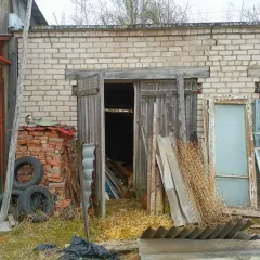 Нежилое здание (гараж) нежилое здание (гараж) с кадастровым номером 60:16:0010403:99, площадью 52,9 кв.м., местоположение: Псковская область, Плюсский муниципальный округ, р.п.Плюсса, ул.В.Гнаровской, д.8А и земельный участок из земель населенных пунктов с кадастровым номером 60:16:0010403:304…