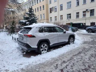 Toyota RAV4 2020 года, серебристый. VIN: XW7W43FV50S006179, госномер: Т337ВУ198. Автомобиль находился в эксплуатации, может иметь скрытые недостатки.