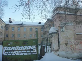 Здания с земельным участком, Красноярский край, г. Канск, ул. Больничная, д 6, площадь 2572,6 кв. м. Здание, назначение: нежилое, КН 24:51:0204192:296, площадью 2 565,6 кв. м, количество этажей 3, в том числе подземных этажей: 1, адрес: г. Канск, ул. Больничная, д 6, строен. 1, о чем в ЕГРН…