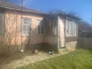 1/3 доли в жилом доме, 37.1 кв.м., Краснодарский край, Успенский р-н, 1/3 доли в жилом доме, кадастровый номер 23:34:0103001:260, общей 37.1 кв.м., расположенное по адресу: Краснодарский край, р-н. Успенский, с/о. Убеженский, х. Западный, ул. Советская, д. 13 и на земельный участок