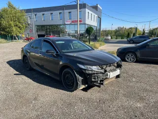 Toyota Camry 2023. VIN-номер LVGBC74K9PG647242, имущество в залоге ПАО "Совкомбанк". Транспортное средство на ходу, в рабочем состоянии. Отсутствует передний бампер. Отсутствуют щетки стеклоочистителя (дворники). Ознакомление с имуществом производится по адресу: Волгоградская область, г. Волгоград…